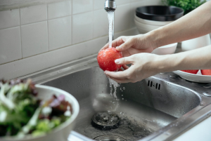 washing apple